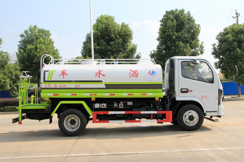 东风5吨洒水车