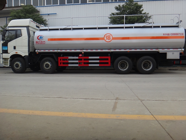 解放J616吨油罐车
