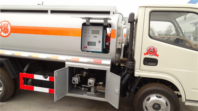 东风锐铃5吨油罐车
