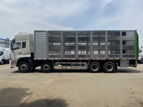 东风天龙9.6米全铝合金猪苗运输车