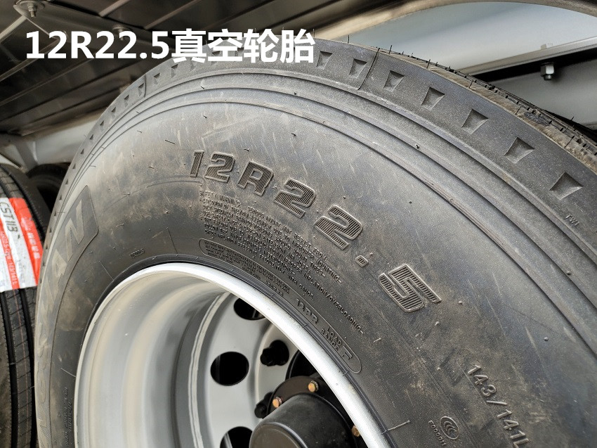 35吨铝合金半挂油罐车12R22.5轮胎图片