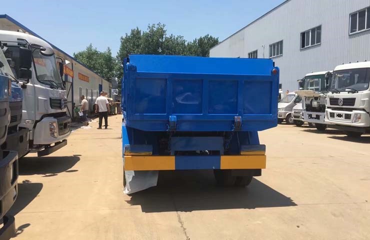 东风D7多利卡6-8立方密封自卸式垃圾车
